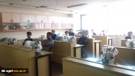 بازدید دانشجویان گیاه پزشکی از آزمایشگاه حشره شناسی دانشگاه صنعتی اصفهان